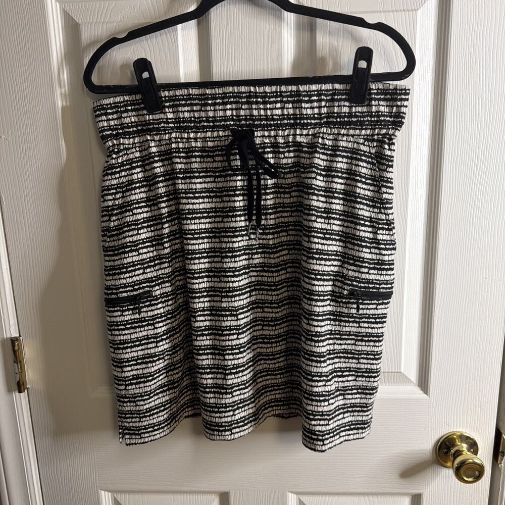 T by Talbots Pull-On Casual Skirt – Size Large – Black & White Print